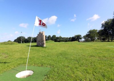 Fußballgolf-Loch mit Fahne im Sportpark Tating SPO