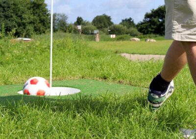 Fußballgolf-Loch mit Fahne im Sportpark Tating SPO