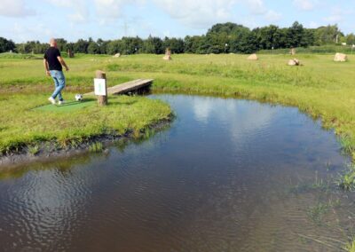 Fußballgolfbahn mit Wasserhindernis im Sportpark Tating