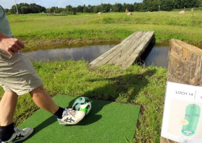 Spieler am Wasserhindernis beim Fußballgolf in St. Peter-Ording