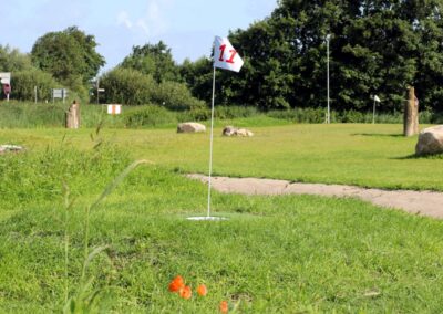 Fahne am Fußballgolf-Loch im Sportpark Tating