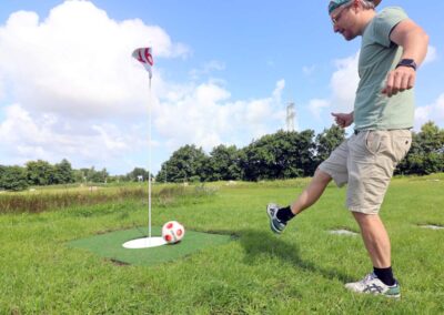 Spieler auf Fußballgolfplatz in Tating mit Ball am Fuß