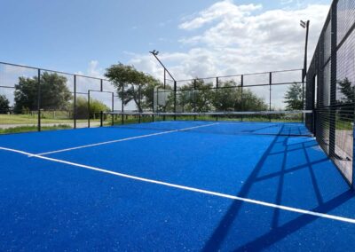 Blauer Outdoor-Padelplatz im Sportpark Tating bei SPO