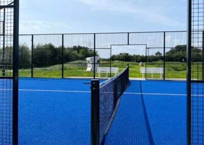 Padel-Tennisplatz mit Netz im Sportpark Tating SPO